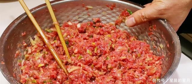 做肉馅饺子,先放盐还是先打水大厨教你小秘诀,饺子更香更入味