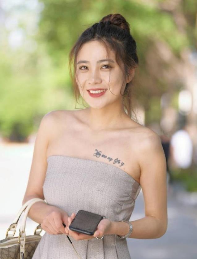 紧身|街拍小姐姐上衣白色的一字肩紧身针织衫搭配牛仔短裤,美极了