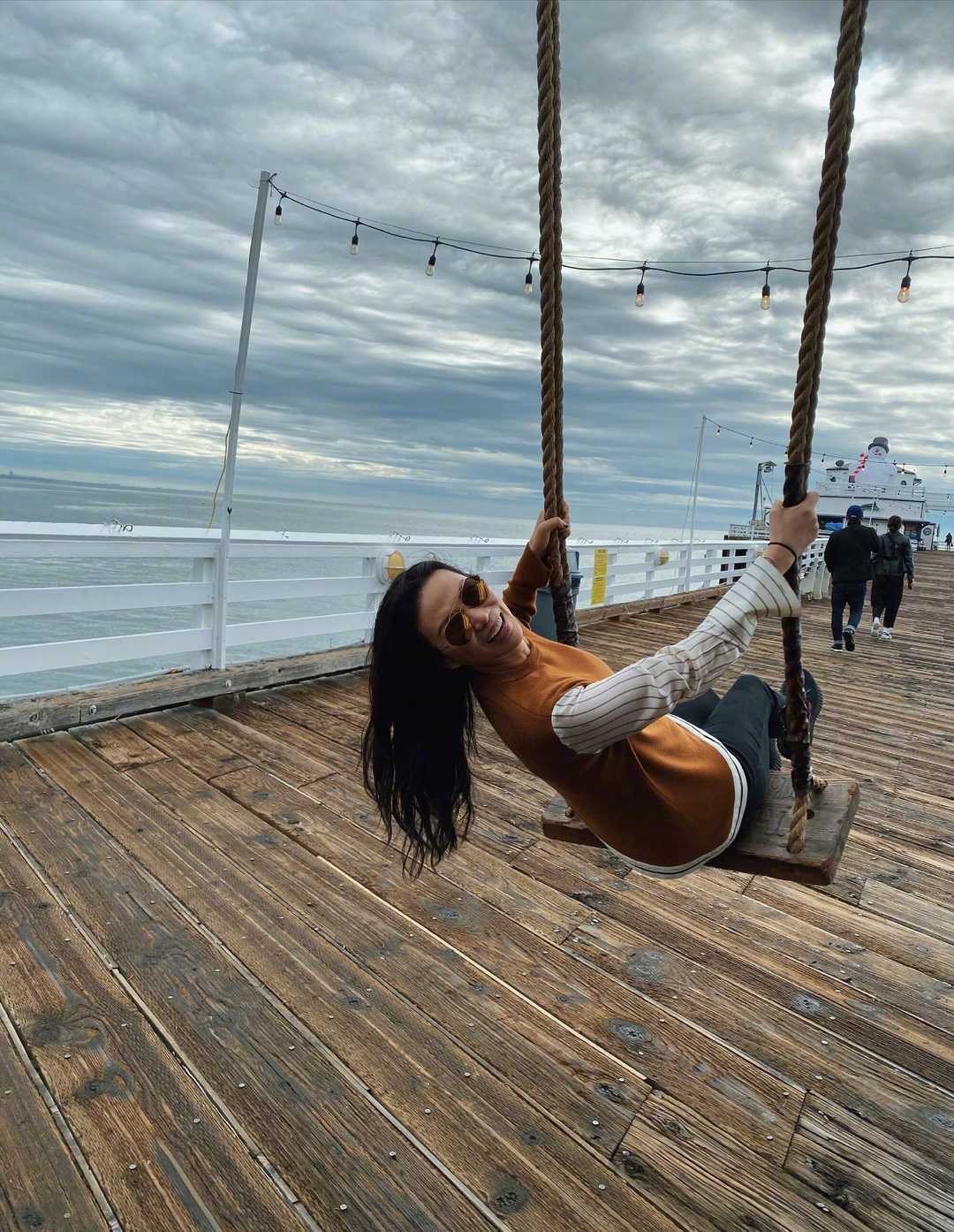 52岁邓文迪到了大婶的年纪,还拥有骨感身材,穿休闲装减龄时髦