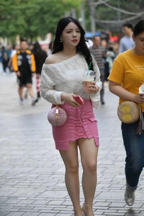 小姐姐一条半身短裙加入了绑带的元素,具备了轻盈透气的效果