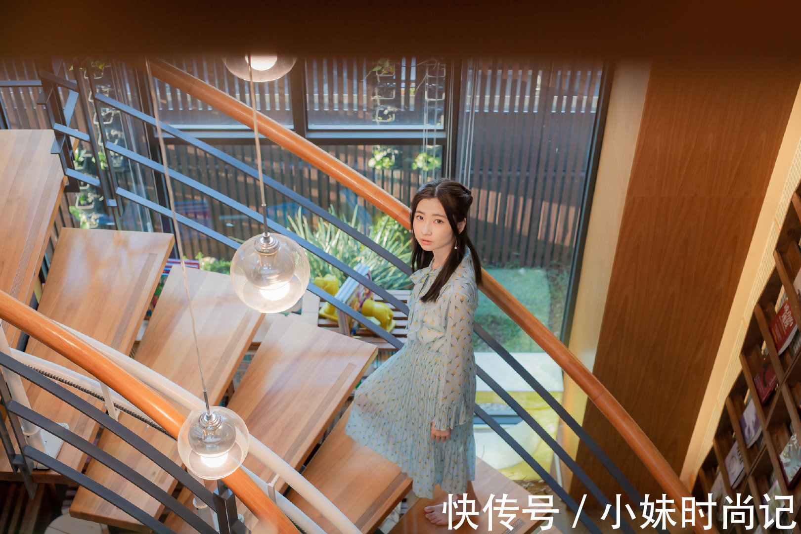 简约|小姐姐的碎花裙十分的优雅清新,简约大气中也有女性的柔美