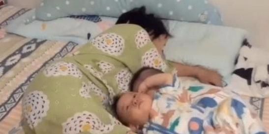 双胞胎|妈妈太累睡着了,双胞胎爬到妈妈怀里,玩一会也睡了,画面太暖心