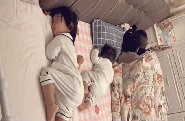 父母|一家四口睡觉的照片火出圈,网友笑翻:父母是真爱,孩子是意外