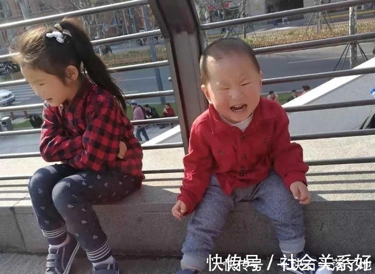 姐姐|小弟弟“整蛊”姐姐,将矿泉水“调包”成奶瓶,网友:手法娴熟