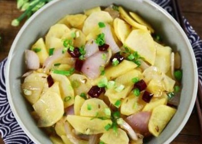 1个洋葱加2个土豆，教你新吃法，每天炒一盘，开胃又解馋