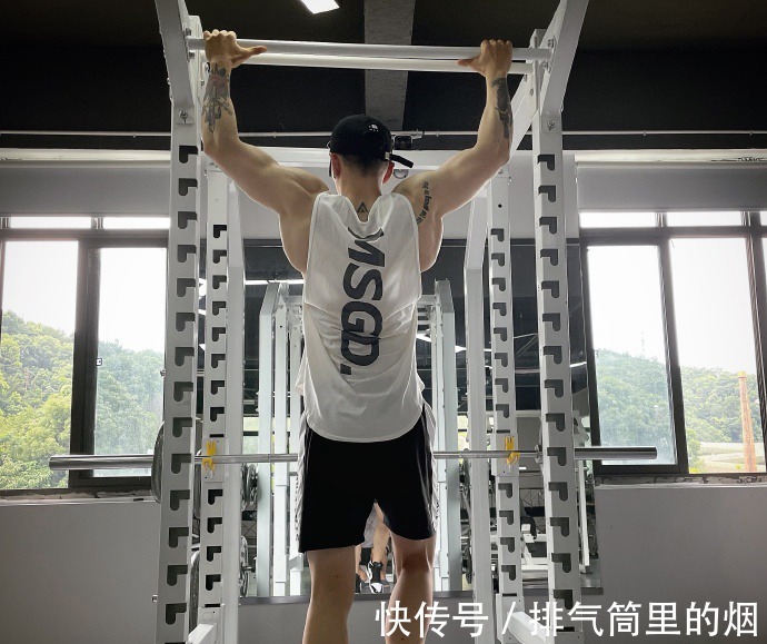 自律|健身房里披荆斩棘的哥哥，腹代表自律，背代表毅力，胸代表力量！