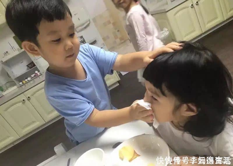 儿子|6岁萌娃送怀孕妈妈卫生巾,得知原因后,孕妈感动:你傻不傻