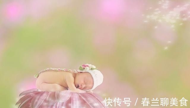 育婴师|宝宝在吃手时,你会不会强行拉开他的小手呢育婴师来和你说说