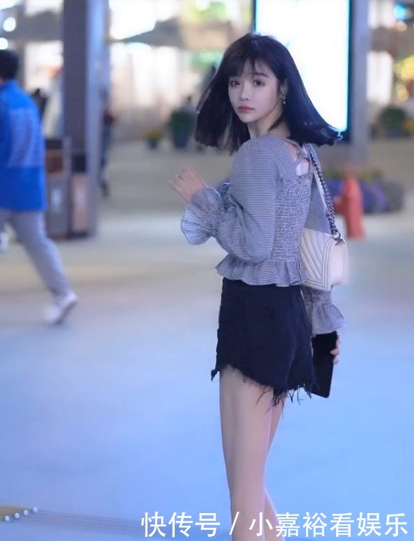 可爱的小衬衫衬里的小妹妹太可爱了,时尚又时尚,偷偷穿出大长腿