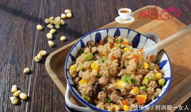 做法|教你一道家常焖饭的美味做法,有肉有菜又有饭,好吃到一粒米不剩