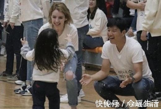 超回|人生赢家!韩国国脚外国老婆貌若仙女,3个混血儿女吸粉无数