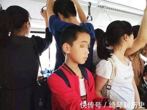 家人们|7个月孕妈挤地铁,年轻女子抱怨“多占公共空间”,孕妈回应更绝