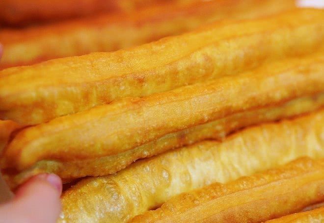 广受大众喜爱的香酥油条,比例精准,做法精湛,一看即会