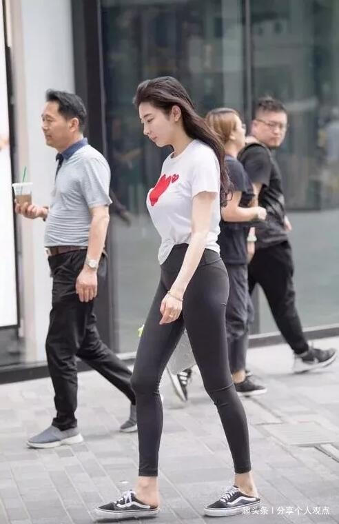 身材 国外妹子的打底裤穿搭太吸引人,路过的小哥哥时不时的回头望着她