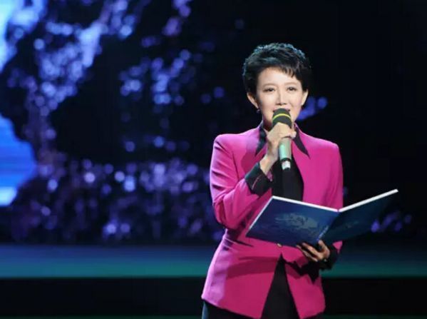 文化十分|她是央视“最真实”的主持人,22年素颜主持节目,让人敬佩!