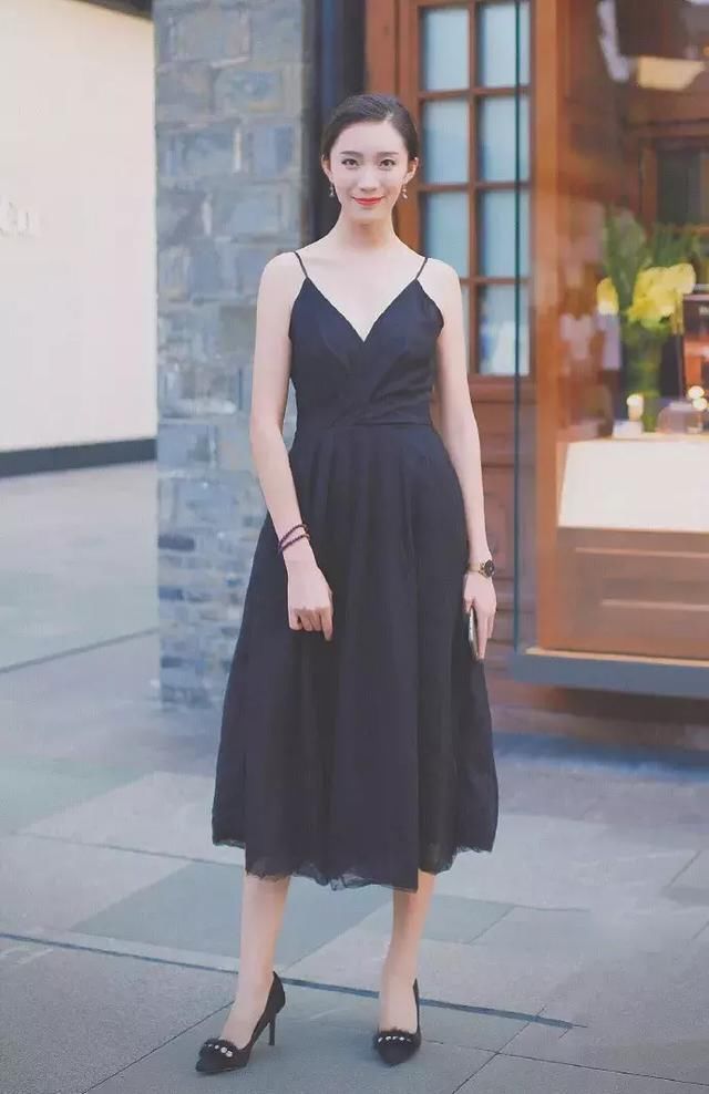 街拍小姐姐一件蓝色针织一字肩搭配黑色短裤,优雅大气的感觉