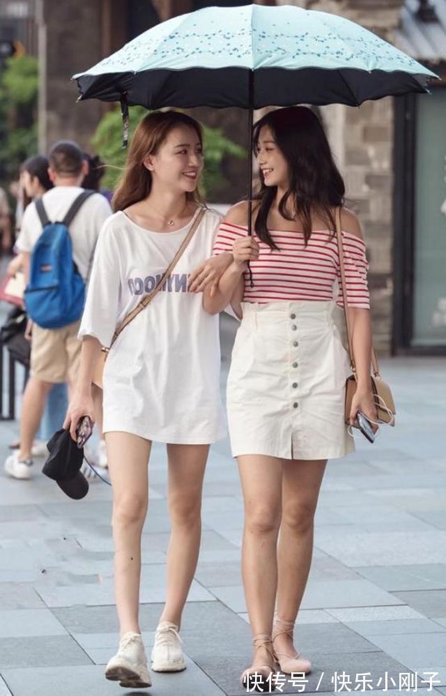 大长腿 小姐姐穿着一件T恤与瑜伽裤,小露水蛇腰彰显女人的成熟美