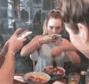 |搞笑GIF趣图:上一秒霸气十足,下一秒跪地求饶