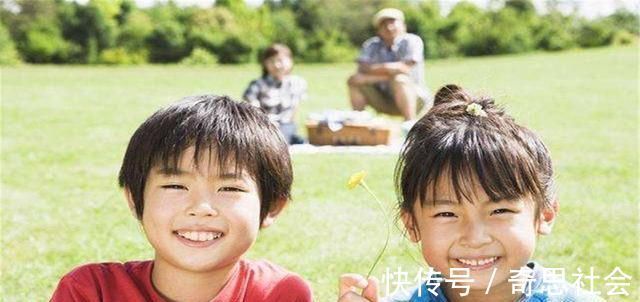家庭|多子家庭中，哪个孩子会最孝顺父母应该牢记孝顺和出生顺序无关