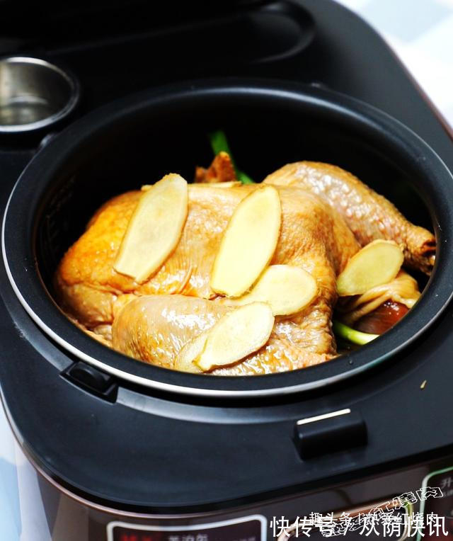 嘴馋想吃肉了,买只鸡丢进电饭煲,没想到色泽诱人香味扑鼻真好吃