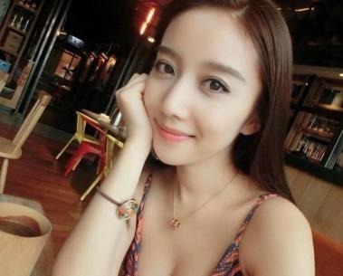 她是非誠勿擾最美女觀眾,卻因為鏡頭不經(jīng)意一掃,進(jìn)入了演藝圈