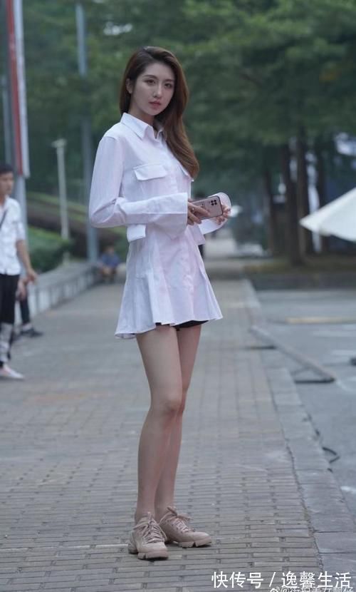 女孩 腿长的女孩就是漂亮,穿“衬衫式连衣裙“秀身材,性感又高雅
