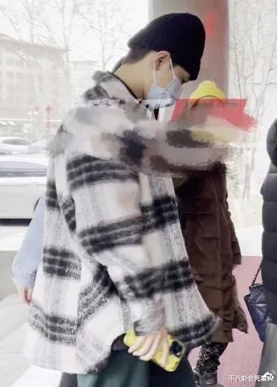 众星录元宵晚会：王一博帅气汪苏泷一瘸一拐，谢娜疑将带孕上阵