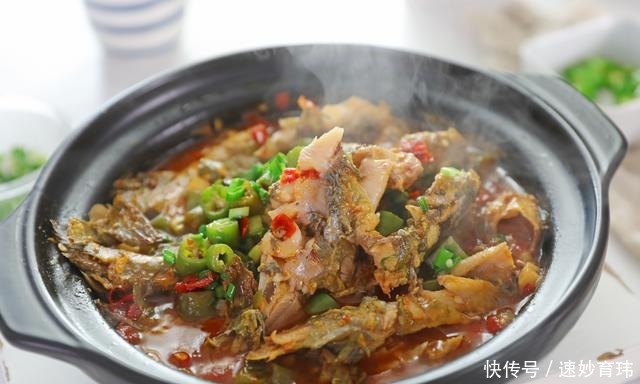 黄辣丁这样吃才过瘾,肉质鲜嫩,开胃下饭,砂锅底都挑干净