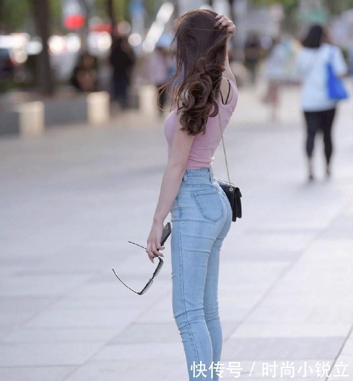 小姐姐 四十岁的阿姨依旧有少女感,时髦粉色背心,展现独特魅力!