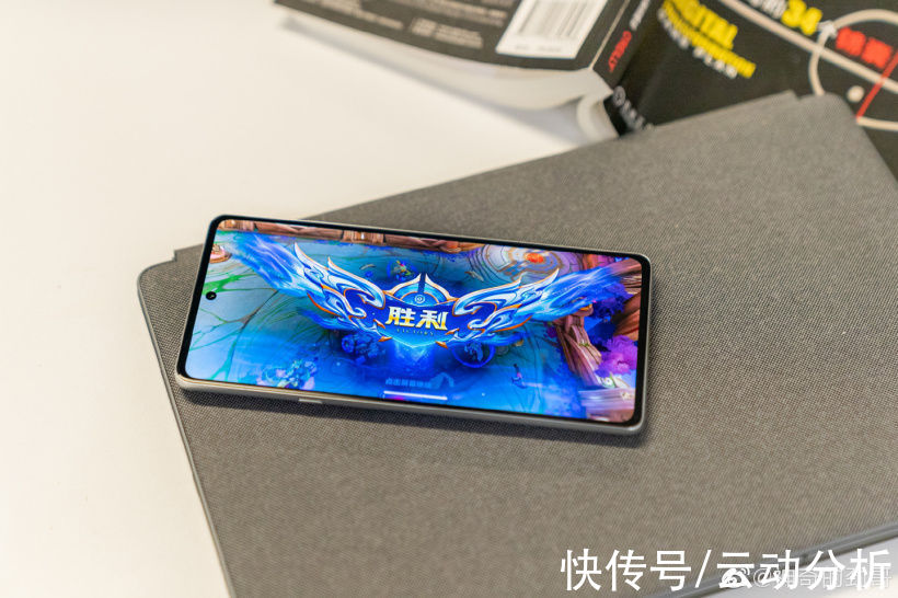 真机|摩托罗拉edge X30真机曝光：上下边框等宽，支持10亿色