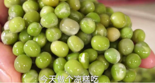 天热要多吃豌豆，教你一个新吃法，不炒菜不炖汤，2斤豌豆不够吃