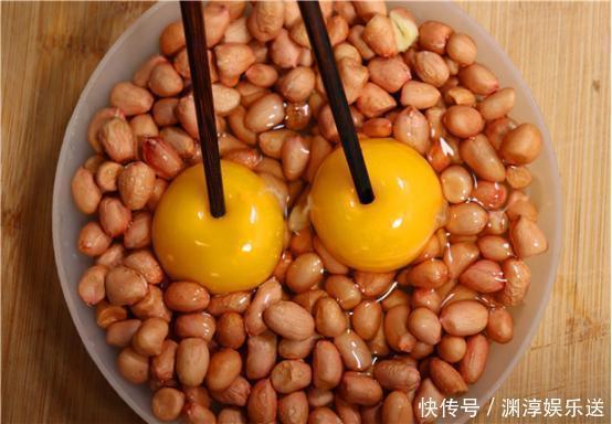 烙饼|花生米别只会炸着吃,加2个鸡蛋,不用炒不用炸,出锅瞬间被抢光