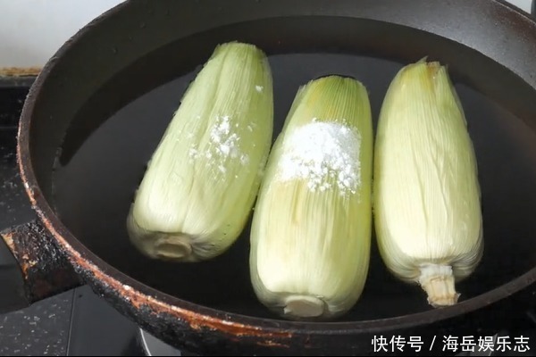小苏打|煮玉米别只放清水,锅里多加2样东西,玉米软糯香甜又好吃!