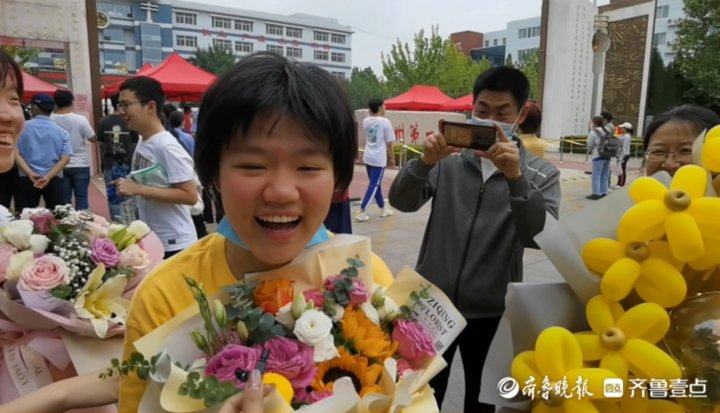 高考|高考结束，德州考场外气氛很热烈啊