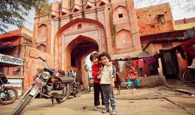 宝妈|7岁男孩穿破衣被嘲笑,老师约见家长,却发现爸爸一身名牌