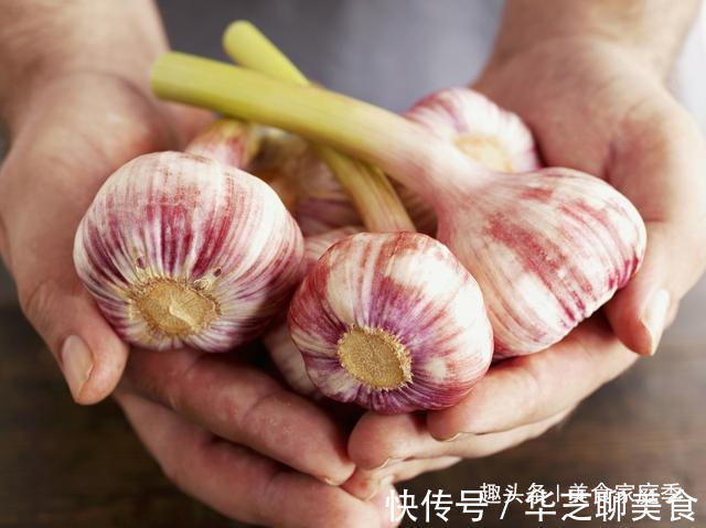 大蒜|今天才知道，保存大蒜这么简单，一年不发芽，还能做出如此美味