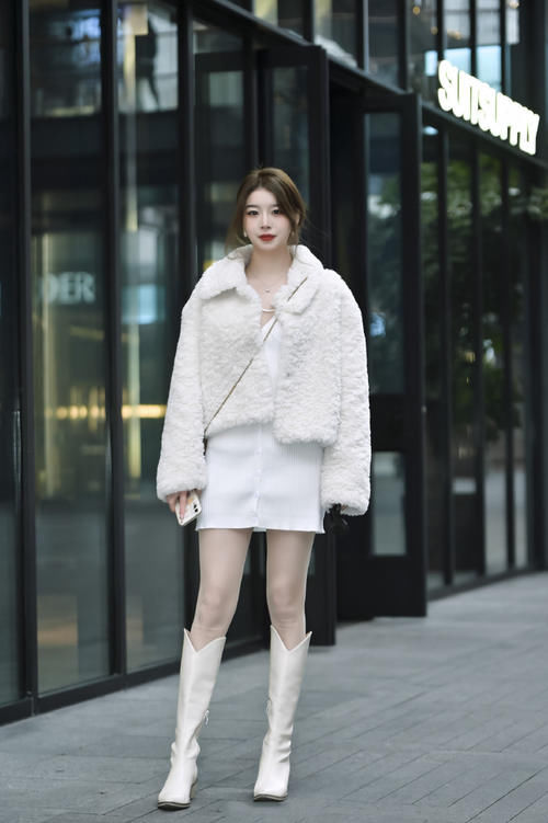 不能小看白色的裙子，早春搭配离不开，轻松穿出女神气质