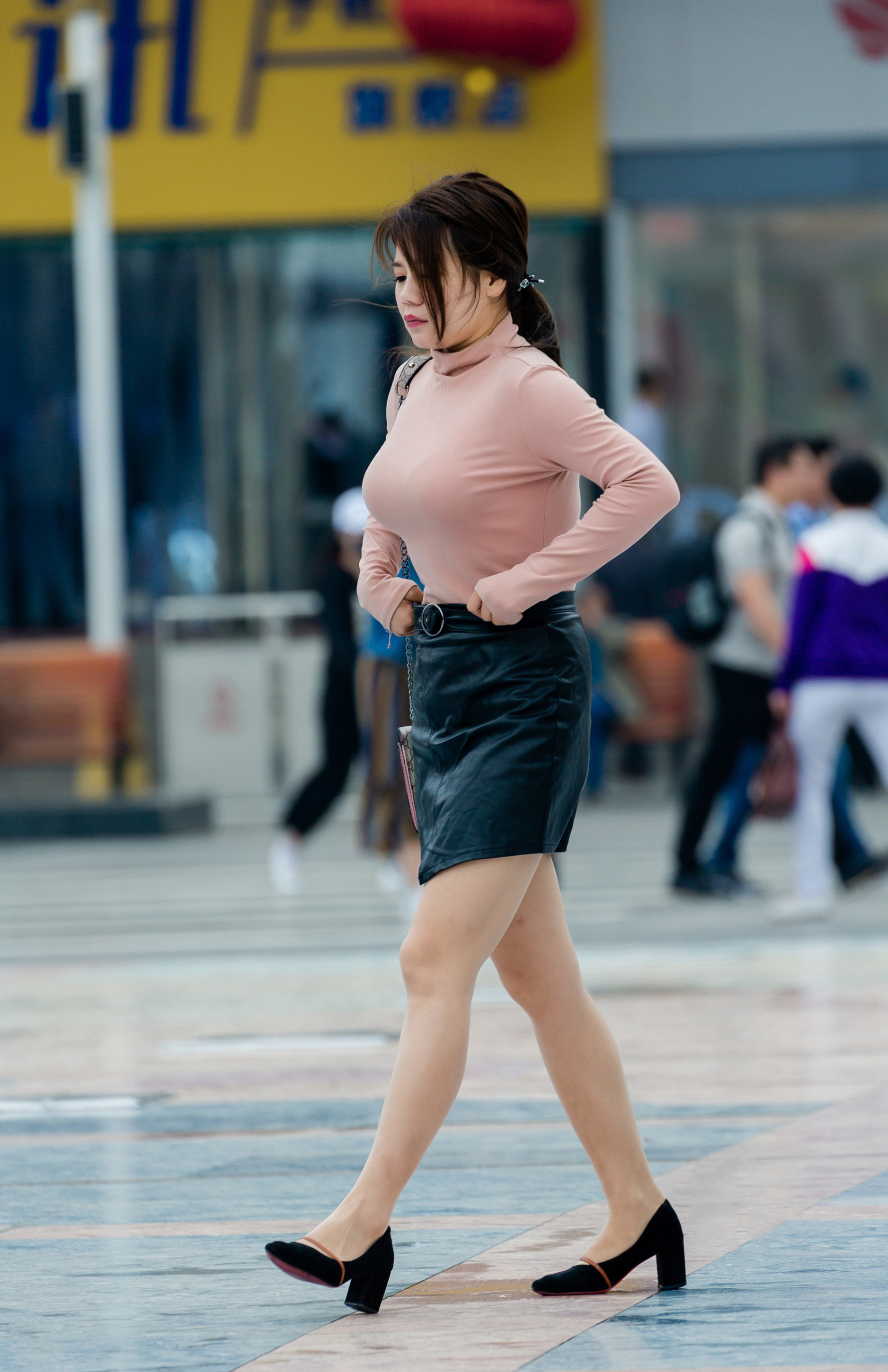 半身裙 街拍美女:轻熟风的秋季穿搭,粉色打底衫配黑色半身裙,优雅甜美又简约大方