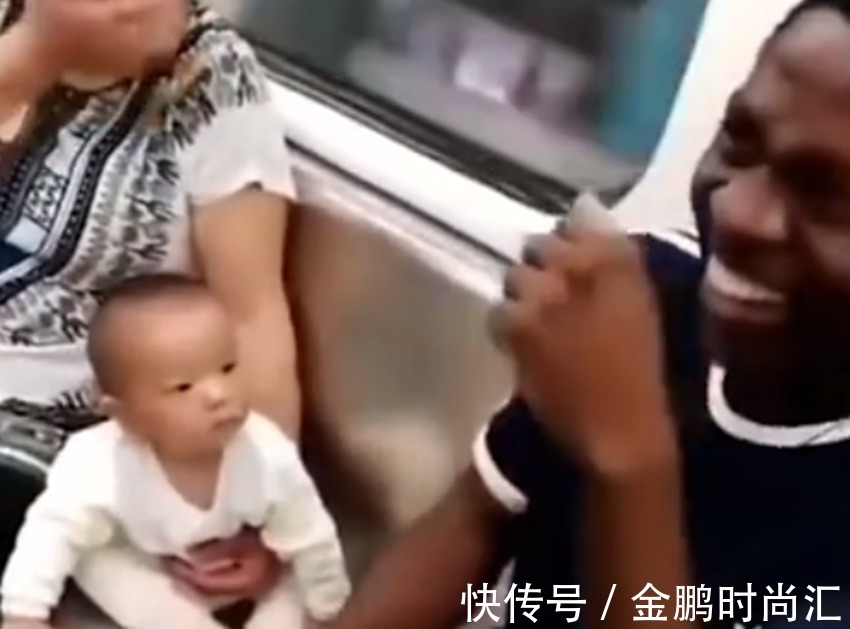 宝宝|萌娃地铁偶遇黑人,好奇的眼神令人猜想:这叔叔是不是“晒糊”了