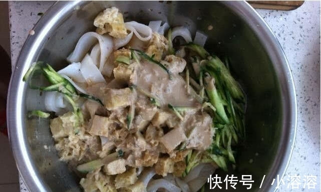 面筋|学着婆婆的方法做凉皮,没想到第一次就成功了,太简单了吧