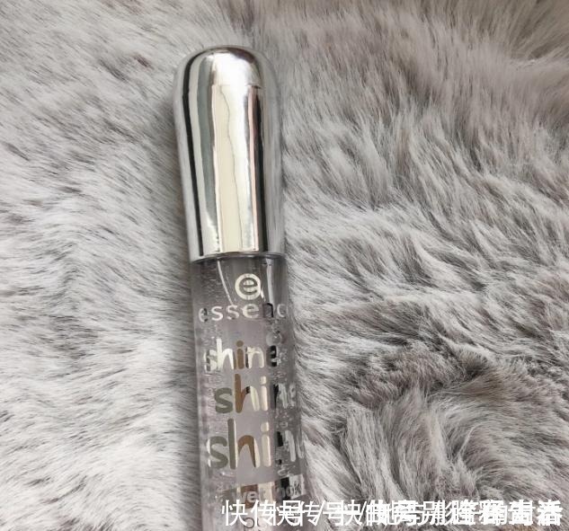 小技巧 氛围感美女唇妆是重点,口红谁都涂,配合小技巧颜值翻倍!