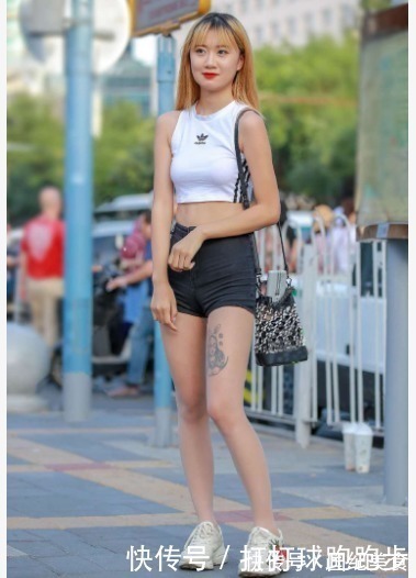 黑牛仔裤 白色短打T恤搭配牛仔短裤,独特新颖,潮流个性