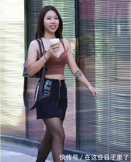 短裙 棕色吊带背心搭配皮短裙,俏皮可爱,层次感十足!