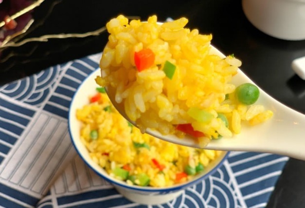 做蛋炒饭时，米饭不要直接入锅炒！多做一步，米粒金黄，粒粒分明