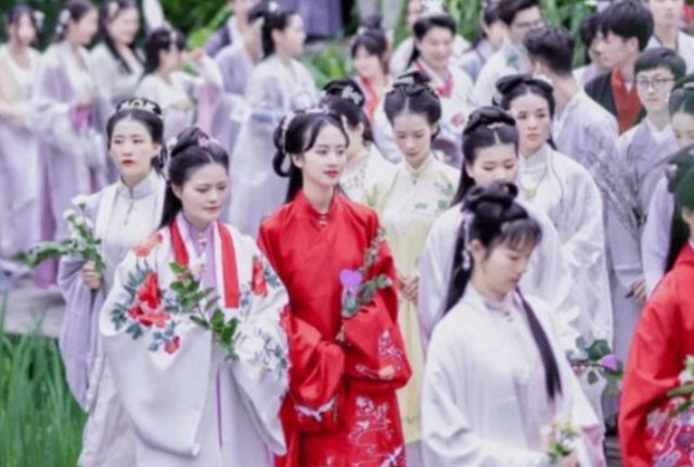 数学老师!各科老师穿“汉服”讲课,语文老师仙气飘飘,历史老师是来搞笑的