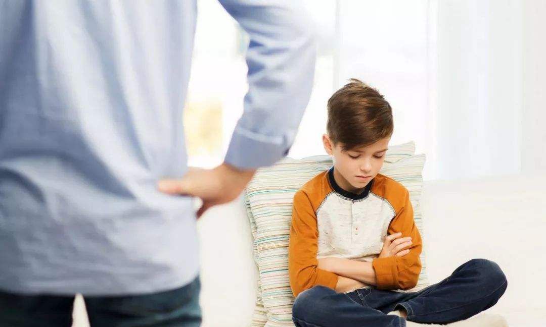 偷拿|7岁儿子“偷拿”玩具,爸爸接下来的做法引争议,毁娃而不自知
