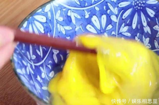 茄子里面倒入2个鸡蛋,我家一周吃5次,营养好吃又美味,喜欢收藏