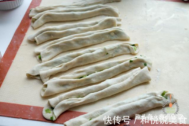 葱花饼大人孩子都爱吃，层次分明，凉了也不硬，酥脆掉渣真过瘾！