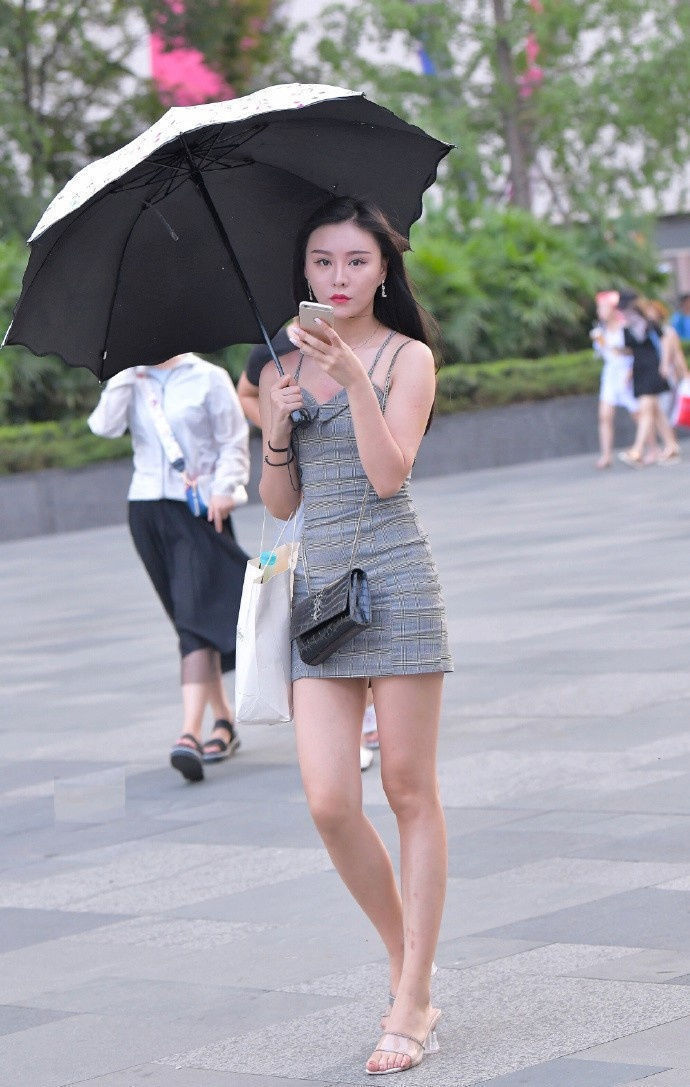 干练|美女街拍时尚干练的小姐姐,简单随性的穿搭,潮流时尚有个性