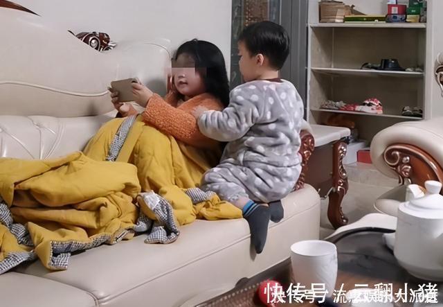 二胎|弟弟“伺候”姐姐走红,姐姐刚洗完澡就递毛巾,网友:最卑微二胎